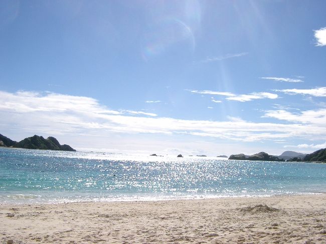 そうこうしてるうちに晴れてきた！<br />必殺のシュノーケルセットを借りて<br />泳ぐ泳ぐ！意外に冷たかったけど無理やり泳ぐ！<br />向かいの島まで泳ごうと思ったが、さすがに無理っぽかったので、岸にそって泳いだ。<br /><br />このビーチは魚はいるわ、サンゴはあるわで楽しいが、サンゴは足にぶつかることもあり、痛い。<br />私はＲが足につけてるヒレでサンゴをがりがりやっているのを確かに聞いた。<br /><br />気がつけば流されて沖にいるのは自分たちだけになる。怖くなってすぐ戻る。<br />を３回くらい繰り返して満足する。