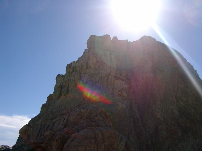 突然こんなでかい岩があったりする。<br /><br />遠くに見えたので、行こうと誘ったがＯとＭは疲れたといって来てくれなかった。<br />Ｒと探検しにいく。