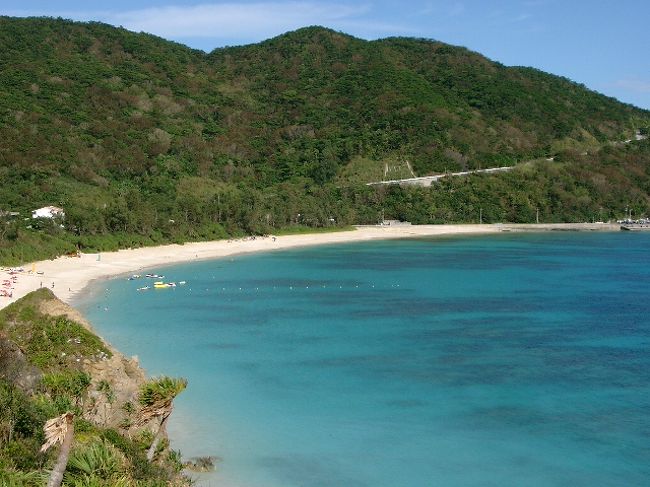 展望台を発見。上る。<br />風が強かったけど、さっき居たビーチが見えた。<br /><br />反対側のビーチのさらに向こうは沖縄戦でたくさんの人が犠牲になったところらしい。<br />渡嘉敷を調べていて阿波連ビーチの向こうから飛行機が見えた、という記述を読んだこともある。<br /><br />こんなにきれいな海があるのに。