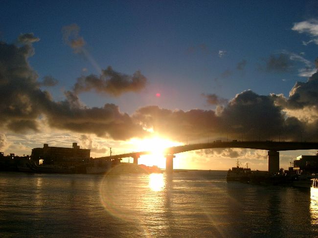 帰ってくると夕方。とまりんから見た橋。<br />もうへとへとで、ご飯はジャスコのお惣菜。<br /><br />しかし意外に見慣れない食べ物ばかりで楽しめる。海ぶどうはやっぱり怖くて挑戦せず。<br /><br /><br />離島の紫外線は強いと聞いていたけど、ほんとすごかった。Ｍと私は火傷状態で、ジャスコの化粧品売り場でよく分からない化粧水を買い込み夜はひたすら冷やす。<br /><br />あってよかったジャスコ。２４時間営業に感謝。