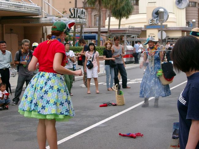 入るといきなり変な人たちいたー