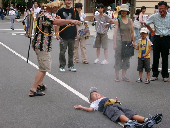 子どもを連れてきて、水をかけると…