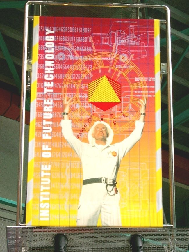 本名はエメット？だったかな。<br />BACK TO THE FUTUREのドクポスター!!かっこいいー<br />ここに来て気がついたのは、私が小さい頃に見たBACK TO THE FUTUREシリーズは日本語吹き替えだったので、あの声じゃないとドクじゃない！ということ。<br /><br />パラドックス！<br /><br />このアトラクションは適度にスリルがあって良かったです。スパイダーマンはもうダメだった。<br /><br /><br />マーティーはやっぱりいなかった。残念だけど仕方ない。