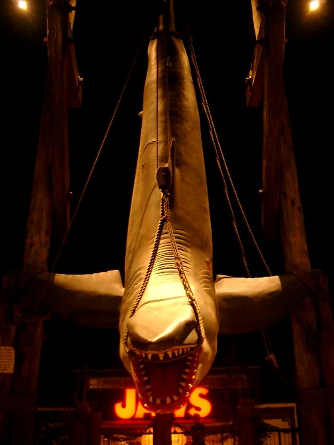 ジョーズはうーん。最前列は意外と楽しめません。<br />横がよかったな。夜が良かったな。<br /><br />でも、リーダー（案内のお姉さん）の迫真の演技が間近で見られて感激した。<br />流れるような動き！噛まないセリフ！<br /><br />プロだ。プロですよ。