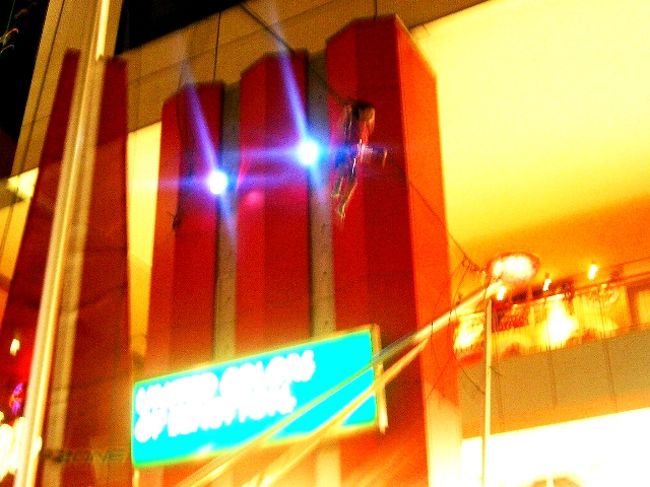 これ乗りたかったー！逆バンジー!!<br />けど、子どもしかやってなくて、しかも1000円とかしたハズ。<br /><br />５ｍくらいジャンプしている男の子。