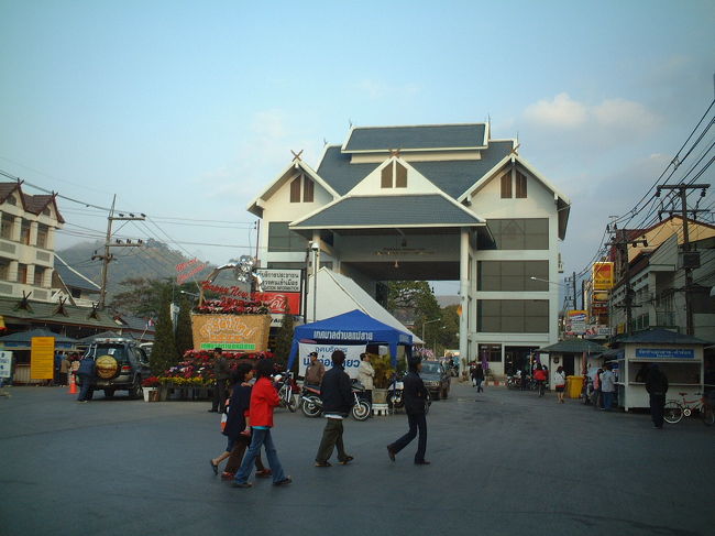 早起きして通りを北へ<br />国境ゲートがかっこよくなっていた。