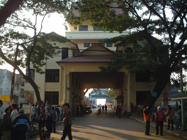 ミャンマー側ゲートビルを出たところ。<br />こちらも立派な建物になっていました。<br />トゥクトゥク運転手等のツアー案内あり。