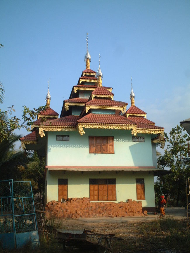 【猛犬注意！】<br />こじんまりした寺院。凶暴な犬に吼え続けられる。<br />少年が出てきて助けてくれたよ。<br />「チェジュテンマーレ！」