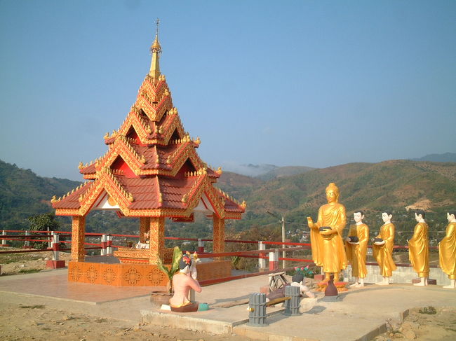 出ました！ここでもお坊様行進隊だ。<br /><br />さっそく近寄ってみる。