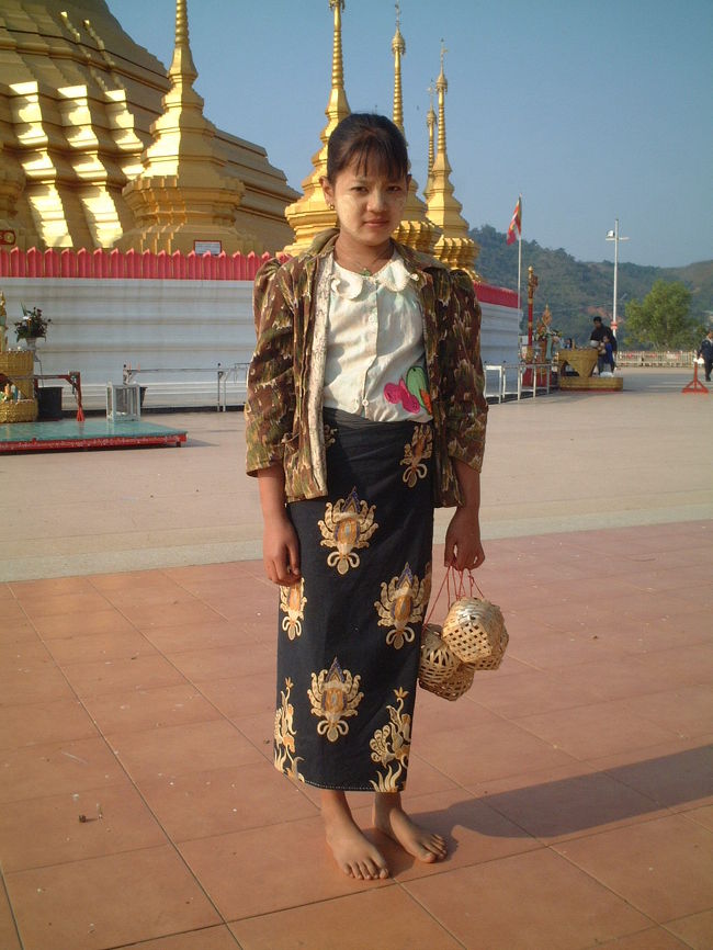 さびしげな少女（無口）からスズメを買い、青空に放つ！<br />また徳を積んでしまった。（いちいち言うな！）<br />ホッペのタナカがキュート！である。