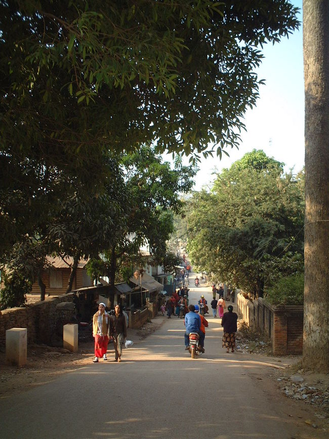 途中から違う坂を下り市場方面へ戻ります。