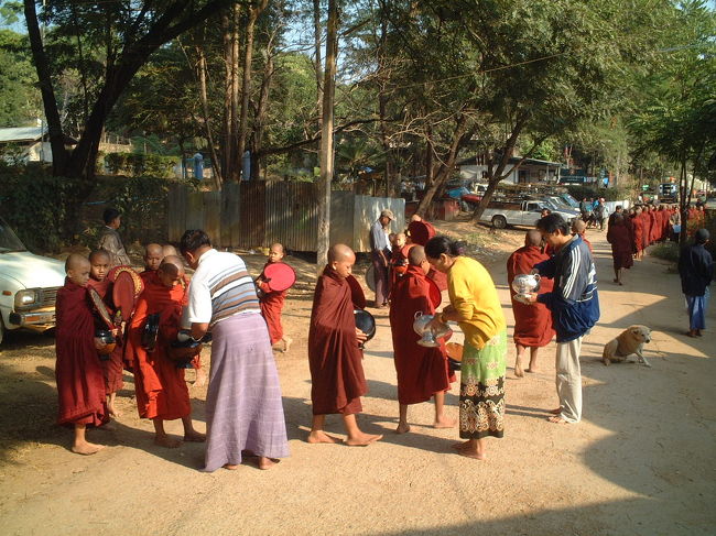 お坊様の一行がやって来た。<br />朝の托鉢だ。