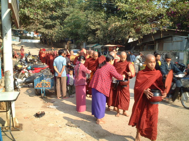 リンリンちゃん一家もご飯類をお坊様にお布施していた。<br />