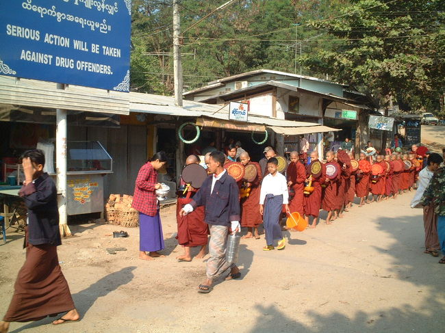 団扇の様なものを手にしています。