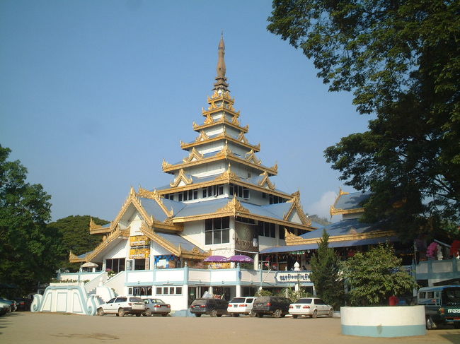 橋の際に戻ってきました。<br />橋からも見えるビルマ様式の僧院