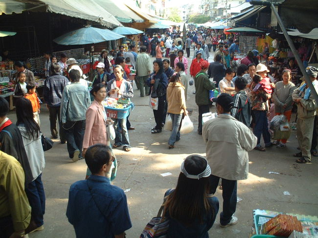 橋の際はおみやげマーケット。<br />タイより格安？　ＣＤや宝飾品などの店が連なっている。<br />せっかくなので「オンバック（日本名ではマッハ！」のＤＶＤ、<br />チンタラーのＶＣＤ等、買ってきました。(*^^)v<br />【注意】先日ＤＶＤを見ようとしたら据置ＤＶＤデッキでは見れませんでした。「しまった〜リージョンコードがあるんだっけ」日本は２、東南アジアは３かな？リージョンフリーのデッキなら見れそうです。<br />ちなみにその後、私はパソコンで見れました。(?_?)<br />