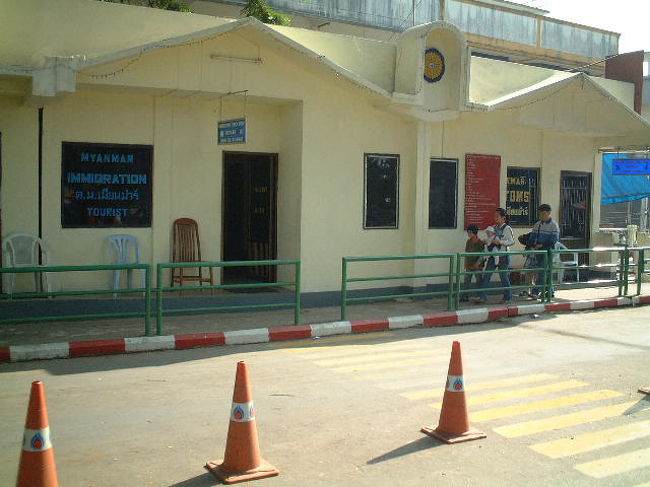 外国人ツーリストはあの部屋へ<br />先ほどの引き換え証を渡しパスポートを返してもらいます。<br />