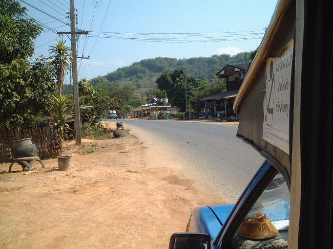 11:45、宿をチェックアウトしソンテウでチェンセーンへ<br />向います。　つづく