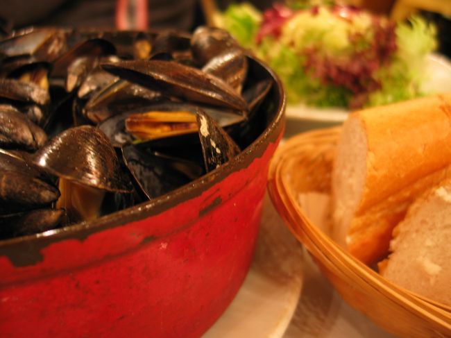 ベルギーで絶対に食べようと決めていたムール貝。<br />シェ・レオンで食べることにしました。<br />バケツにいっぱい入っているということで、お友達と１つ注文しました。<br />これもおいしかったです。<br /><br />〜５日目ブルージュ編に続きます〜<br />