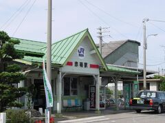 JR山陰本線の赤碕の駅(*^ｰ^*)　かわいい駅でしょう？　１時間に２本くらい電車が来ます♪　「伯耆古代の丘公園」は淀江にありますので、赤碕で降りないでくださいね(^^ヾ　