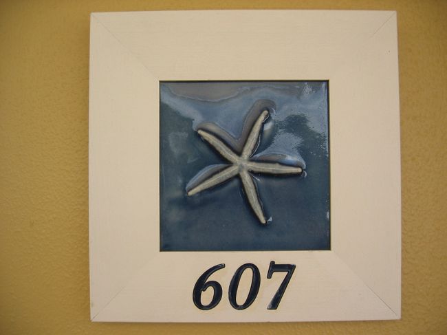 メリディアンに泊まりました。部屋番号のプレートはそれぞれ違ってます（でも４〜５種類ぐらいかな）。