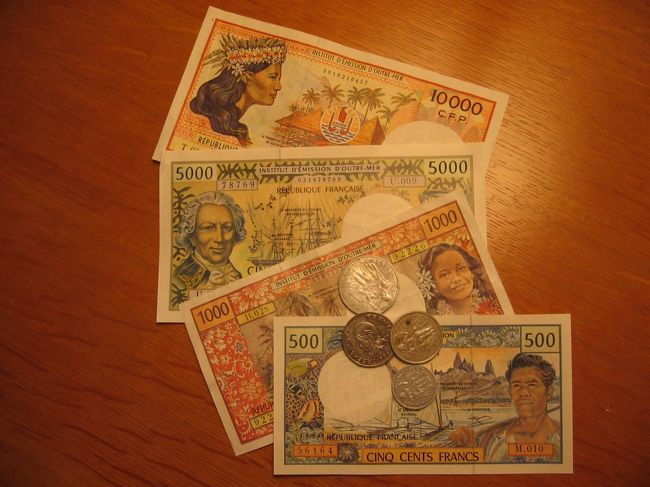 ニューカレの紙幣と硬貨。紙幣は巨大です・・・