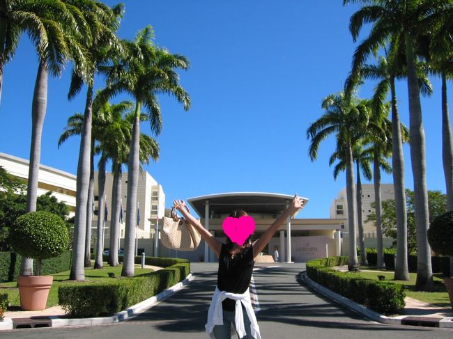 ホテルの正面から。雲ひとつ無い良いお天気でした。　昼間、太陽が出てる間は暖かいです。風がちょっと涼しいけど、避暑にもってこい。海に入るには勇気がいります。（波打ち際ぐらいまでが気持ち良いです）。