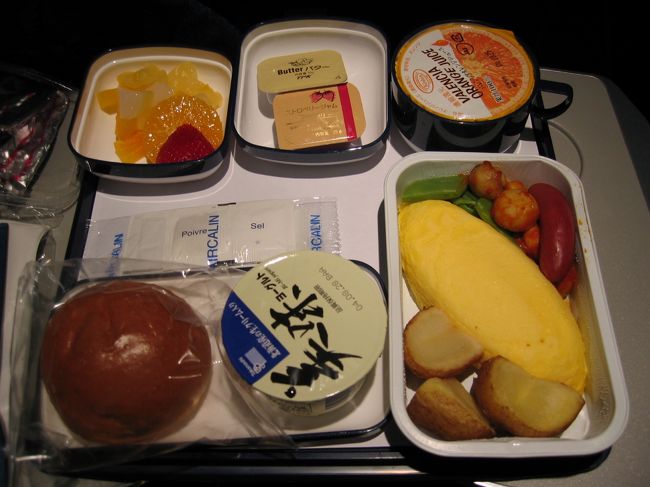 成田発のエアカランにてニューカレドニアへ。お休みの都合で朝出発の関空を諦めて、夜発の成田へ。（午前中まで仕事→ダッシュで新幹線乗車→成田エキスプレスでゆったり成田へ）　エアカランの機内食はおいしかった〜（もちろんエコノミーで）。写真は朝食です。暖かいクロワッサンも出ました。