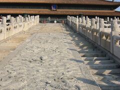 中国2002-1　北京名所めぐり　　　30/　　　7

世界最大の帝王の宮殿。24人の皇帝がそこに住んだ。全体の面積は72万平方メートル、部屋は9000室余り、建築面積は約15万平方メートル。四方は高さ10mの城壁と幅50m以上の濠で取り囲まれている。明清封建皇権統治の中心である。 
 　太和殿は俗称金鑾殿といい、故宮で最も美しく荘厳な建築である。三層の漢白玉の雕欄の高台の上に聳え、86本の直径1m余りの楠の柱があり、天井は金龍藻井で、内部は金龍宝座。