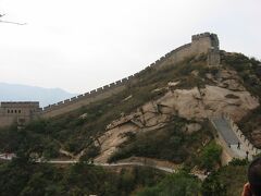 中国2002-1　北京名所めぐり　　　30/　　　27

明代に長城でも北京周辺は石とレンガで築かれてがっしりしている。高さは平均7.8m、幅は底6.5m、上幅は5.8m、数匹の馬が並んで通行できるほど広い。