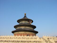 中国2002-1　北京名所めぐり　　　30/　　　1

天壇公園。藍色の瑠璃瓦が青空にみごとにマッチする祈年殿。「壇」とは、皇帝の祈祷場で、昔は「皇帝の庭」と言われていた。中でも天壇は、自分を天子として天帝を祭るため最も重要な場所となる。

