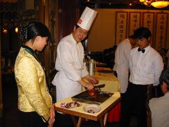中国2002-1　北京名所めぐり　　　30/　　　22

北京ダック専門店の老舗 全聚徳 で晩餐会｡
店の雰囲気もよく、北京ダックを食すならここがお勧め。
