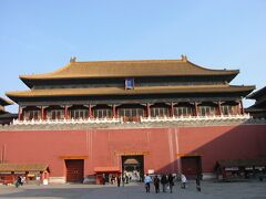 中国2002-1　北京名所めぐり　　　30/　　　15

神武門。紫禁城の北門。もともとこの神武門の上には鐘があり、皇帝が宮中にいる間を除き、日の入りになるとその鐘を鳴らし「時」を告げた。ただし皇帝が宮中にいる間は鳴らされることがなかった。

