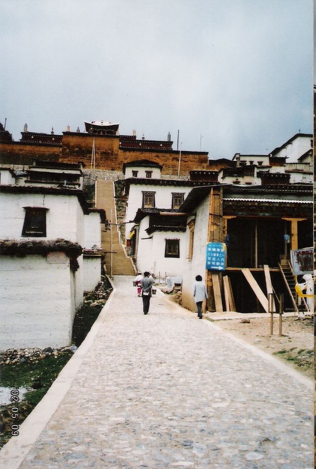 ジョンディエンの、松賛林（ソンツェンリン）寺。<br />チベット仏教ゲルク派。<br />本によると、１６７９年にダライ・ラマ５世が建てたらしい。誰かな・・。<br /><br />上からの眺めも結構良かった。