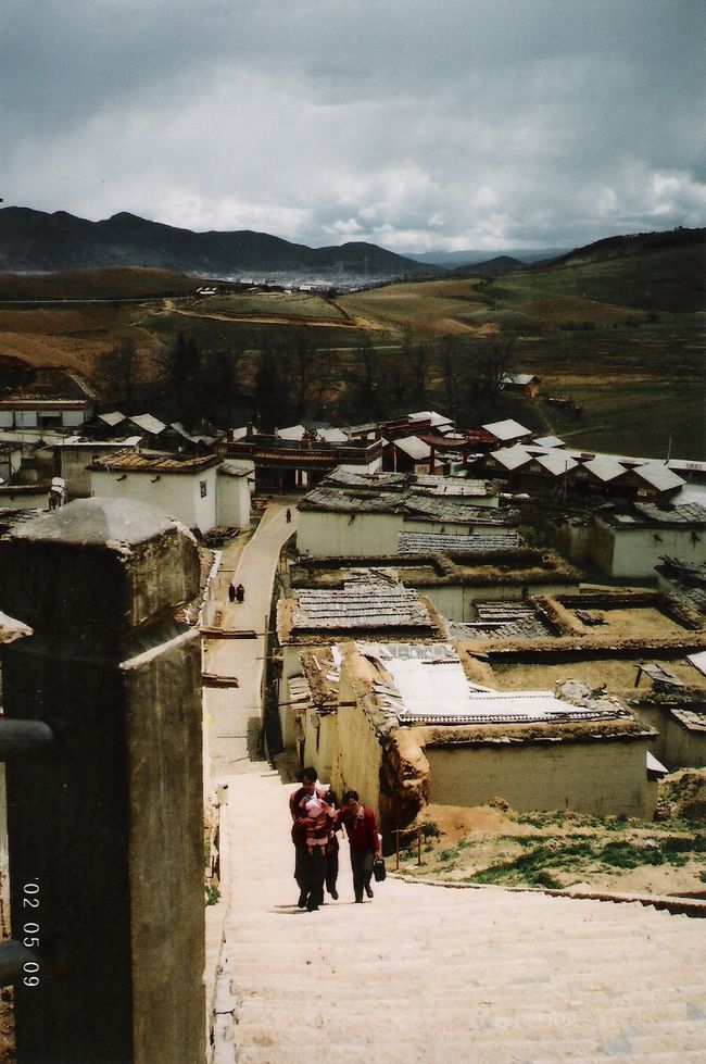 同じ寺です。赤い服をまとった僧が見えています。