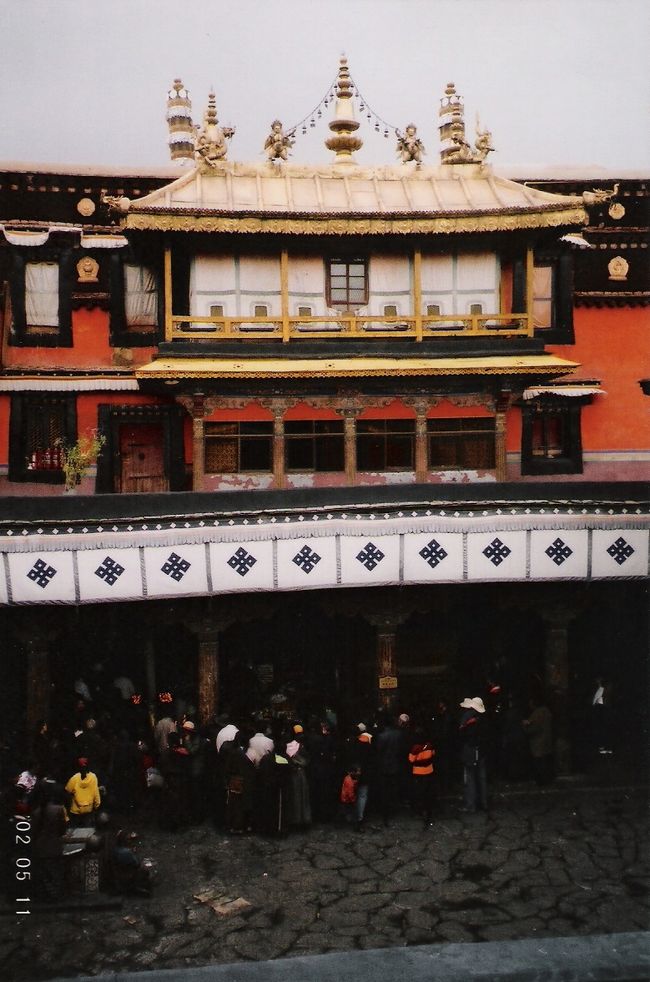 チベット自治区ラサの、ジョカン（ツクラカン・大昭寺）です。聖地ラサの中心部にある大きなお寺。<br /><br />五体投地をしている人をたくさん目撃！！<br /><br />みんな時計回りで参拝をするらしい。そしてマニ車というものを時計回りにぐるぐる回しています。<br />私も回してみた。<br />オンマニぺメフミオンマニ〜〜。。。