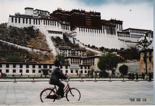 ポタラ宮。ついに来た・・・・。<br />その前に漢民族と思われる男性が自転車に乗っています。<br />