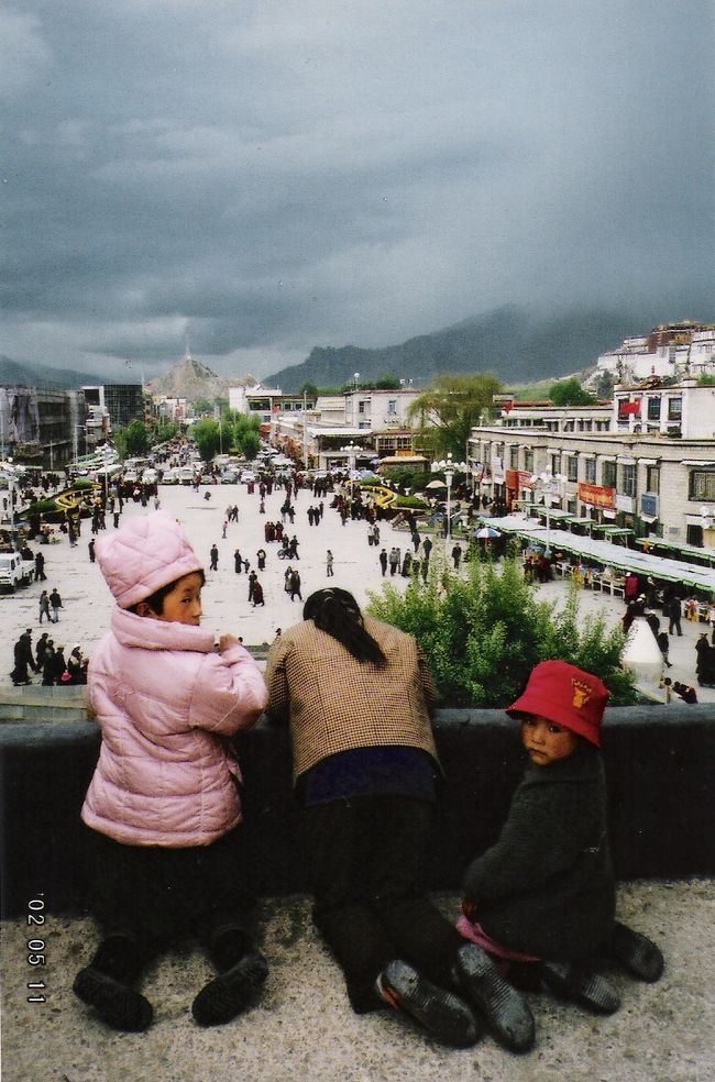 ジョカン寺の上からの眺めです。遠くにポタラ宮も見えています・・！！