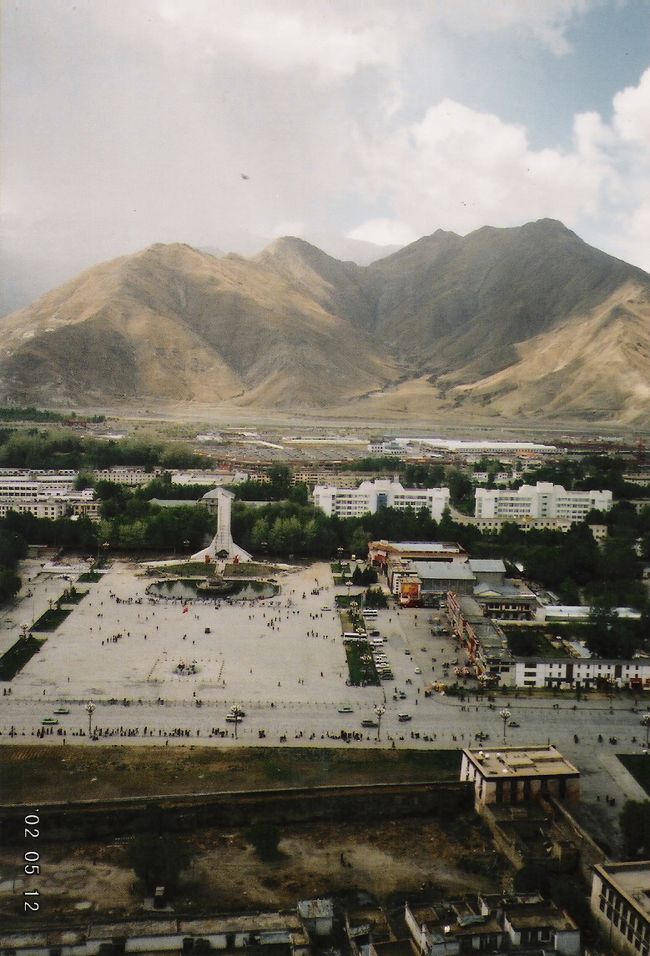 ポタラ宮からの眺めです。結構段差があり、しかも高地なので息がきれました。