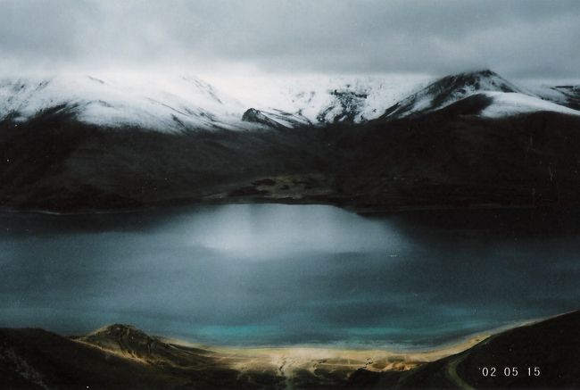 ヤムドク湖。「トルコ石の湖」という別名もあるらしい。<br /><br />色は信じられないくらい綺麗だった！！