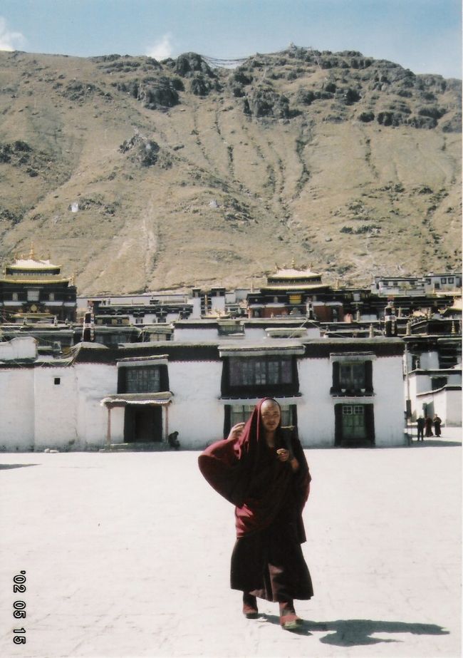 ラサからランクルをチャーターして、次に寄ったのがチベット第二の都市シガツェ。ここはタシルンポ寺。町の中心にある巨大な僧院。