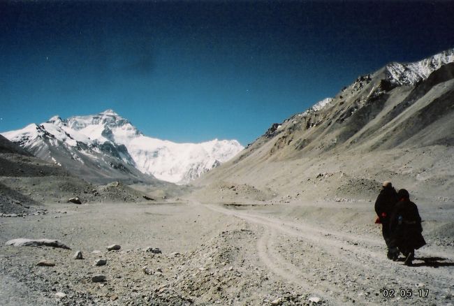 これはロンボク寺からベースキャンプまでの道のり。確か２時間位だったけど、最後はものすごい息切れで苦しかった・・・。<br />もって行った酸素吸いまくり。