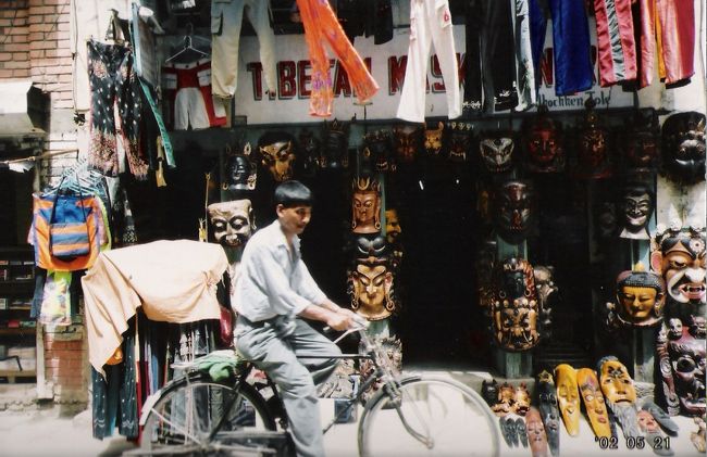 これはフリークストリートの町並み。<br />土産屋、旅行代理店、和食屋、洋食屋といろいろ並んでる。<br />そしてタメル地区に行くと、その数はもっと増える。<br />ここはどこ〜。<br /><br />でも、チベットから車にギュウギュウ詰めでしばらく何日か過ごしていたので、モノと人とで溢れる町の様子に、想像以上に感激。