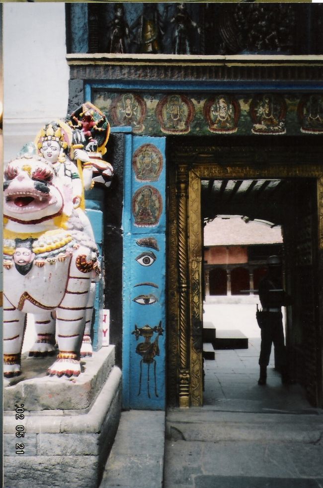 旧王宮の入り口部分です。デザインがめちゃかわいい・・。<br /><br />現在使われている王宮はもっと離れた場所にあって、厳しく兵隊さんが見張りをしていました。<br /><br />中をチラッと見てみたかったから、柵ごしに中を眺めていたら、「何か用かーー」と軽く注意されてしまいました。