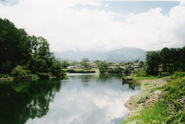 カトマンドゥの次はポカラに行きました。ダム湖という湖です。のどかでしたが、暑かった・・・。