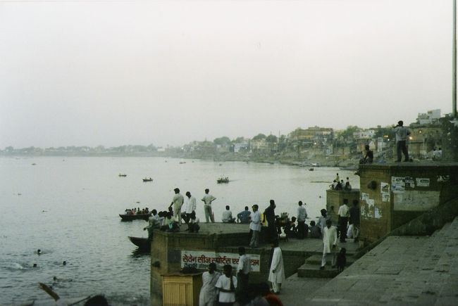 何の因果か、二度目のバラナシ。<br />二度と来ないと思ってたのに。<br /><br />初めての時はぼったくりとか客引きにびびってたけど、今回は若干余裕があった。気がする。<br /><br />もう怖くない〜〜・・・。