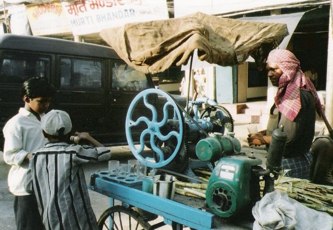 私の大好きなサトウキビジュース屋さん。<br />多分ペプシの次によく飲んでた。<br />チャイより飲んでた。<br /><br />その場で機械（手動）でしぼってくれる。<br />お腹こわすかな〜と、思ったけど、大丈夫でした。