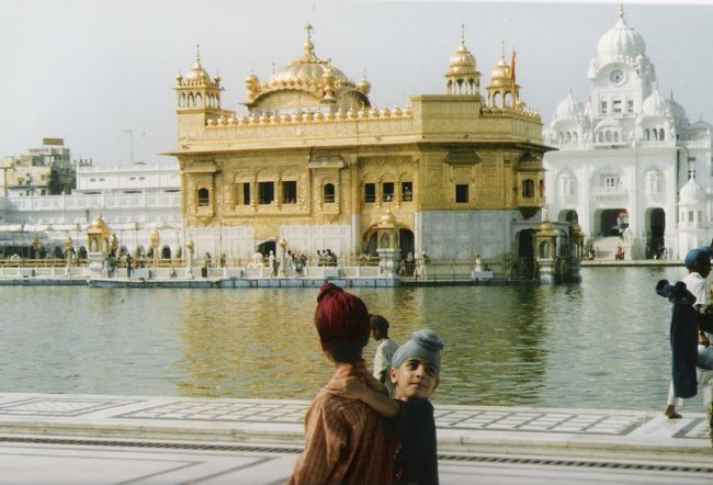 デリーから列車でアムリットサルまで来ました。<br />ここはシーク教の聖地らしいゴールデンテンプル（黄金寺院）。<br /><br />小さな男の子でも、頭にターバンを巻いているのがかわいいな。