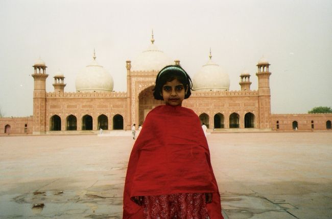 ラホールのラホール・フォート。<br />ムガール帝国の首都だったらしい。<br />女の子がかわいかった・・。