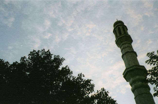 タキシラにも行った。<br />ガンダーラ最大の遺跡とか、シルカップの遺跡があった。<br />あと、博物館があって、多少人で賑わっていました。<br />日本語しゃべるお兄さんがしばらく街を案内してくれた。<br /><br />この写真は泊まったホテルから見た空です。